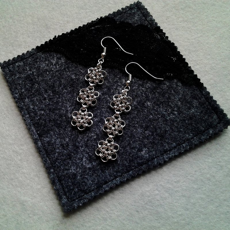 Muse 镮镮相扣金属锁子甲小花银长耳环 - 耳环/耳夹 - 其他金属 灰色