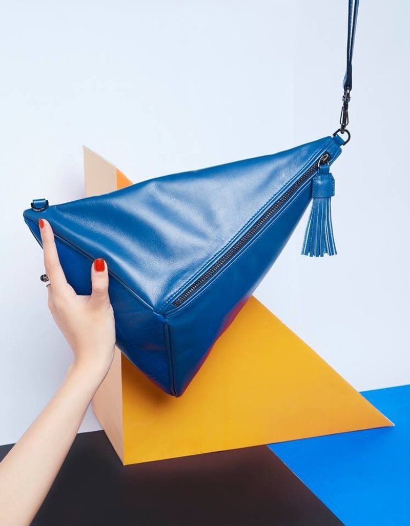 Pyramid bag Cobalt Blue - 侧背包/斜挎包 - 绣线 蓝色