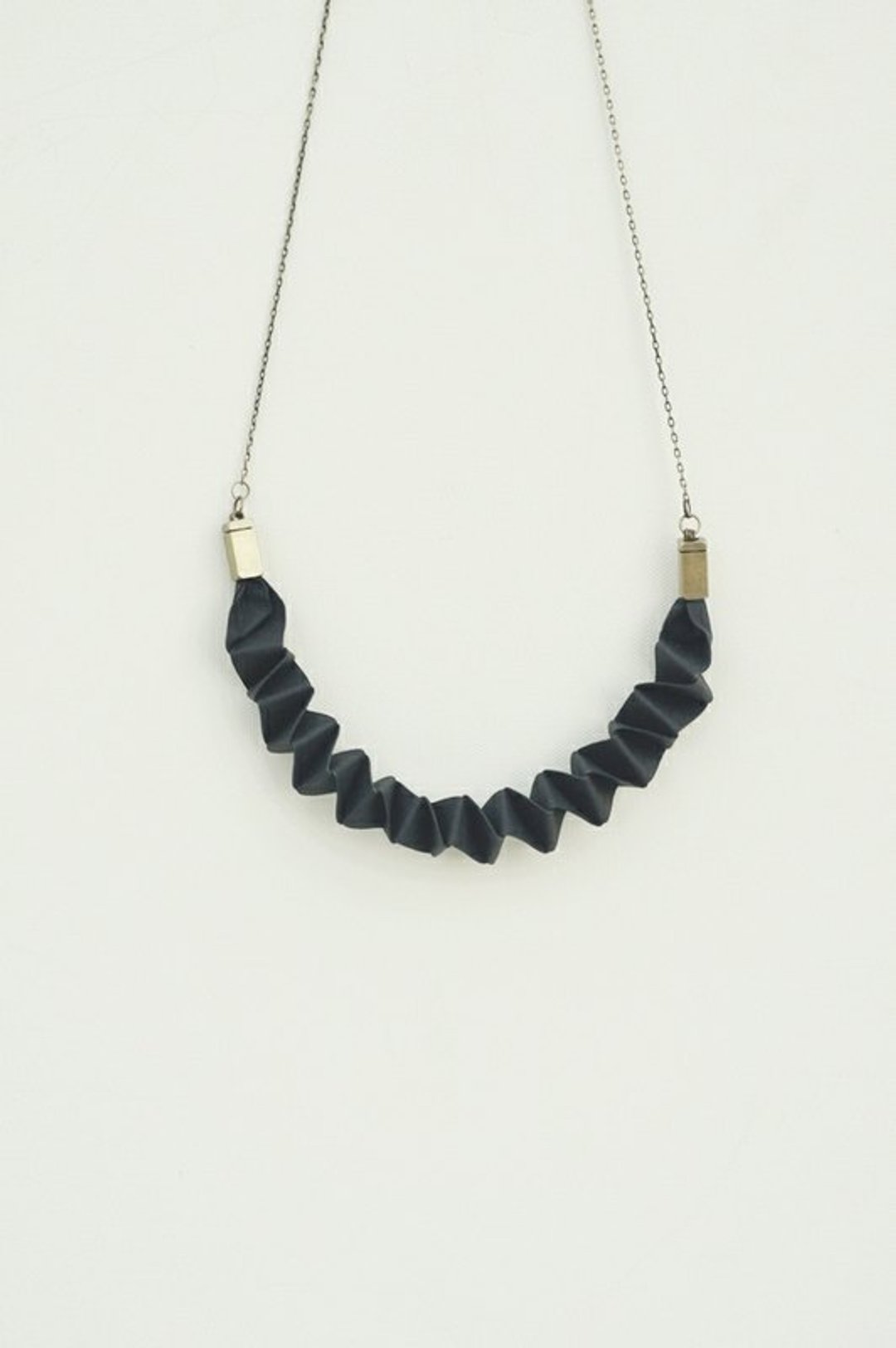 “Paper Jewelry”直线的练习no.6 -fold - 项链 - 纸 黑色