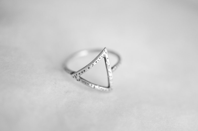 【janvierMade】❤ 豹三角 纯银戒指 l 极简纯银戒指 l 匠心设计手作 - 戒指 - 其他金属 