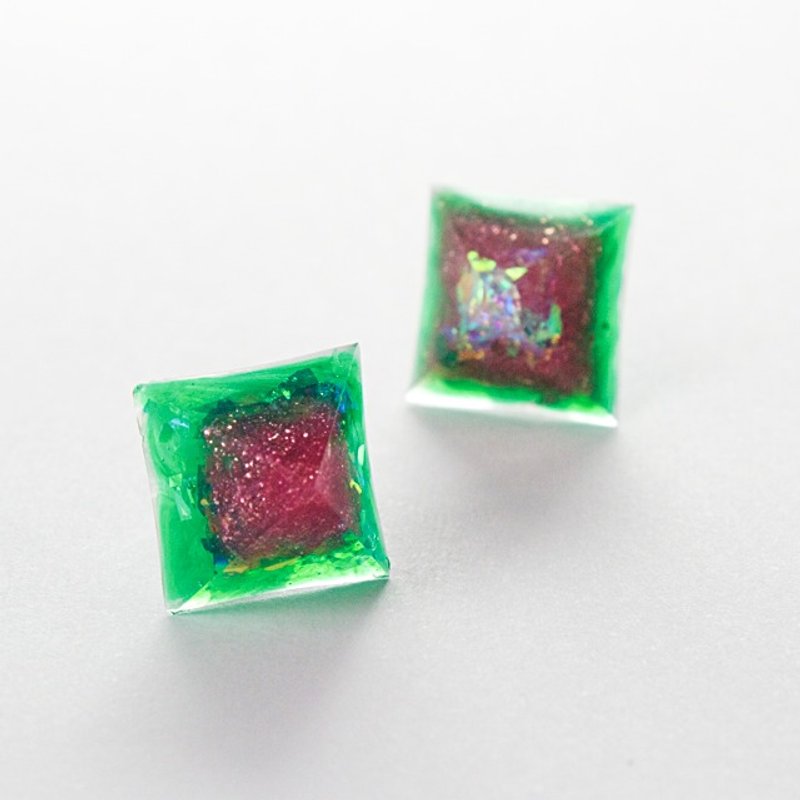 Pyramid earrings (strawberry) - 耳环/耳夹 - 其他材质 绿色