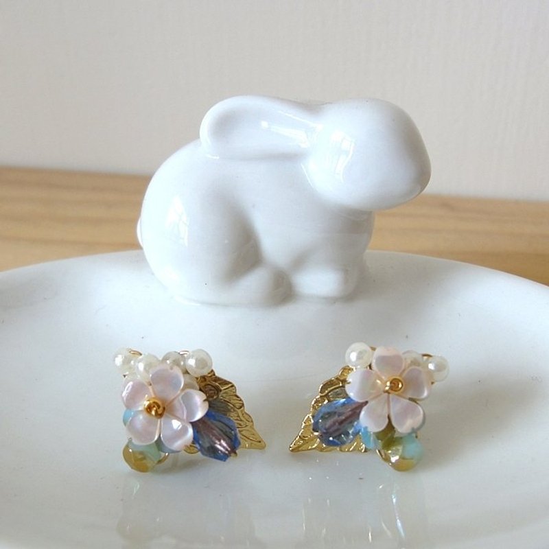 {KPC0047}珠宝编织-樱花耳针(天空蓝) - 耳环/耳夹 - 宝石 蓝色