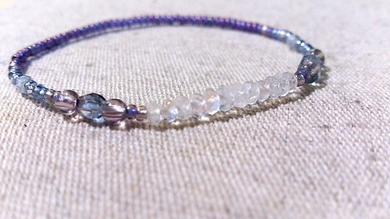 crystal in dearsharka || 月光石 x 净透小圆透灰绿彩碧玺．透丽沁彩的幽静美丽 - 手链/手环 - 宝石 白色