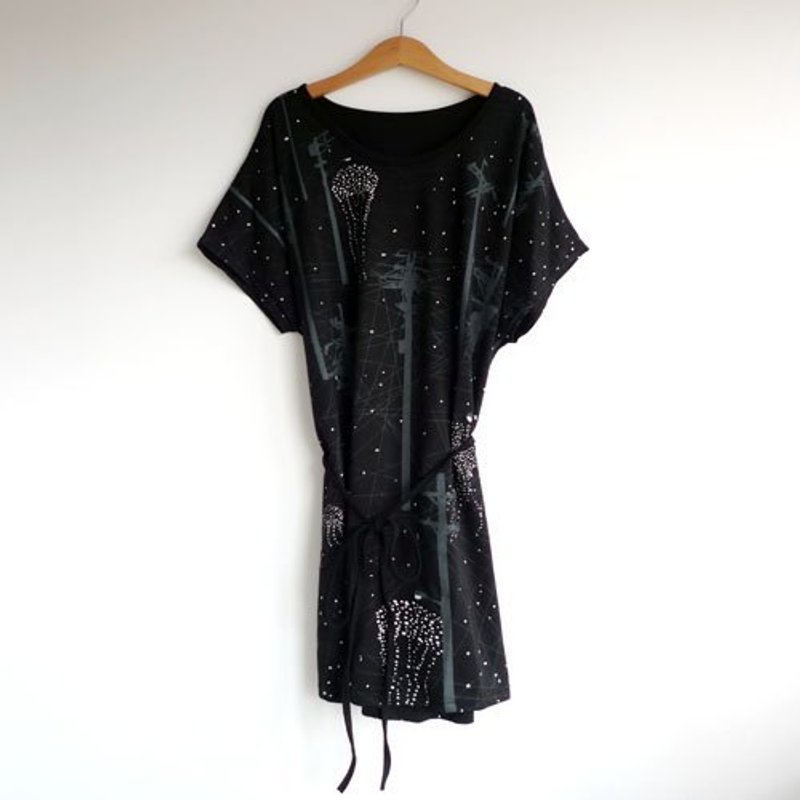 ：Urb.【水母萤火城】女/多穿法 x 创意绑绳款/onesize - 女装 T 恤 - 其他材质 黑色