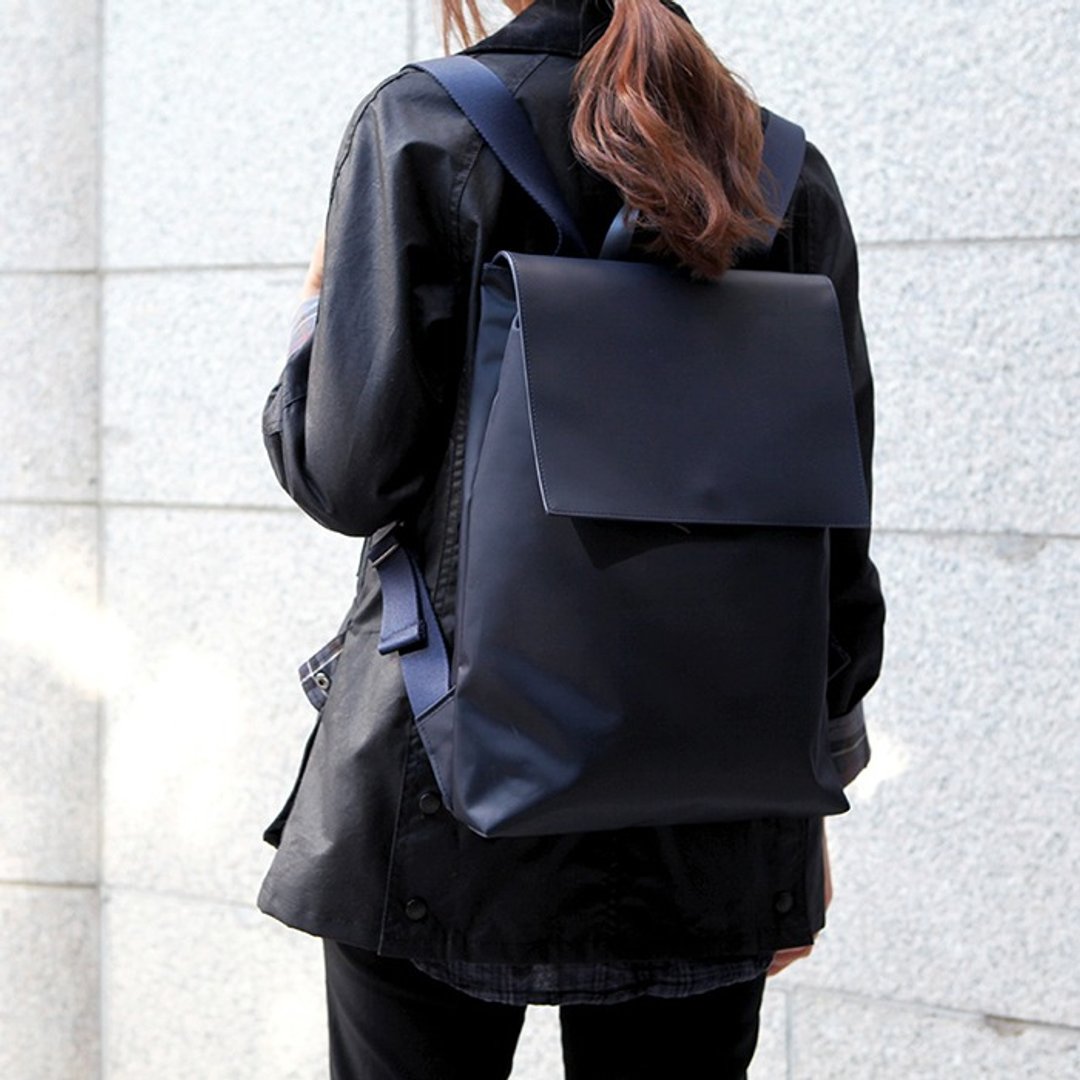 韩国ithinkso 直立后背包 双材质混搭 LEATHER FLAP BACKPACK-Navy - 后背包/双肩包 - 其他材质 