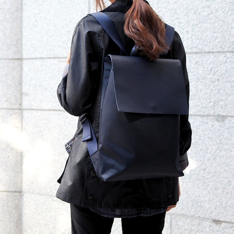 韩国ithinkso 直立后背包 双材质混搭 LEATHER FLAP BACKPACK-Navy - 后背包/双肩包 - 其他材质 