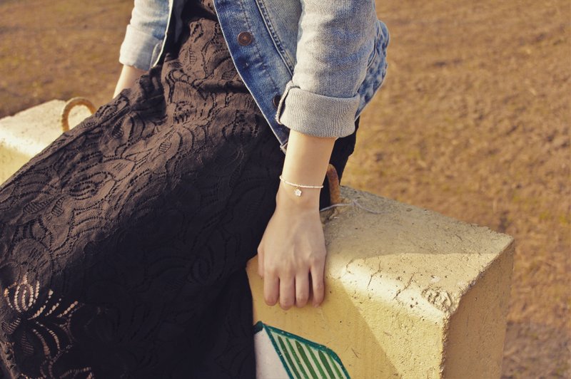 *hippie* White Sakura│冬日落樱 金x白渐层色调珐琅樱花手链 - 手链/手环 - 其他材质 白色