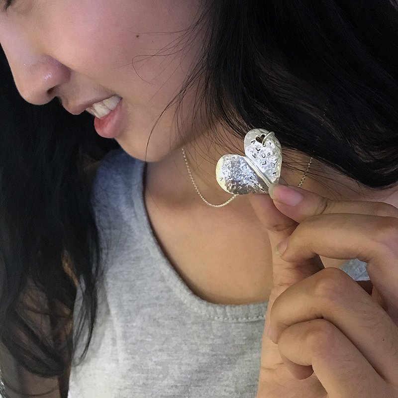 真情密码/纯银心型坠饰项链,质感敲花打印LOVE字样,爱自己幸福中 - 项链 - 纯银 银色