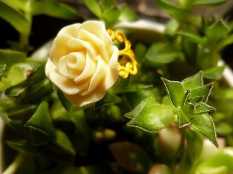 起士玫瑰 ＊奶油色 。花  ＊铭黄色 。金属蕾丝戒指 - 戒指 - 其他金属 黄色