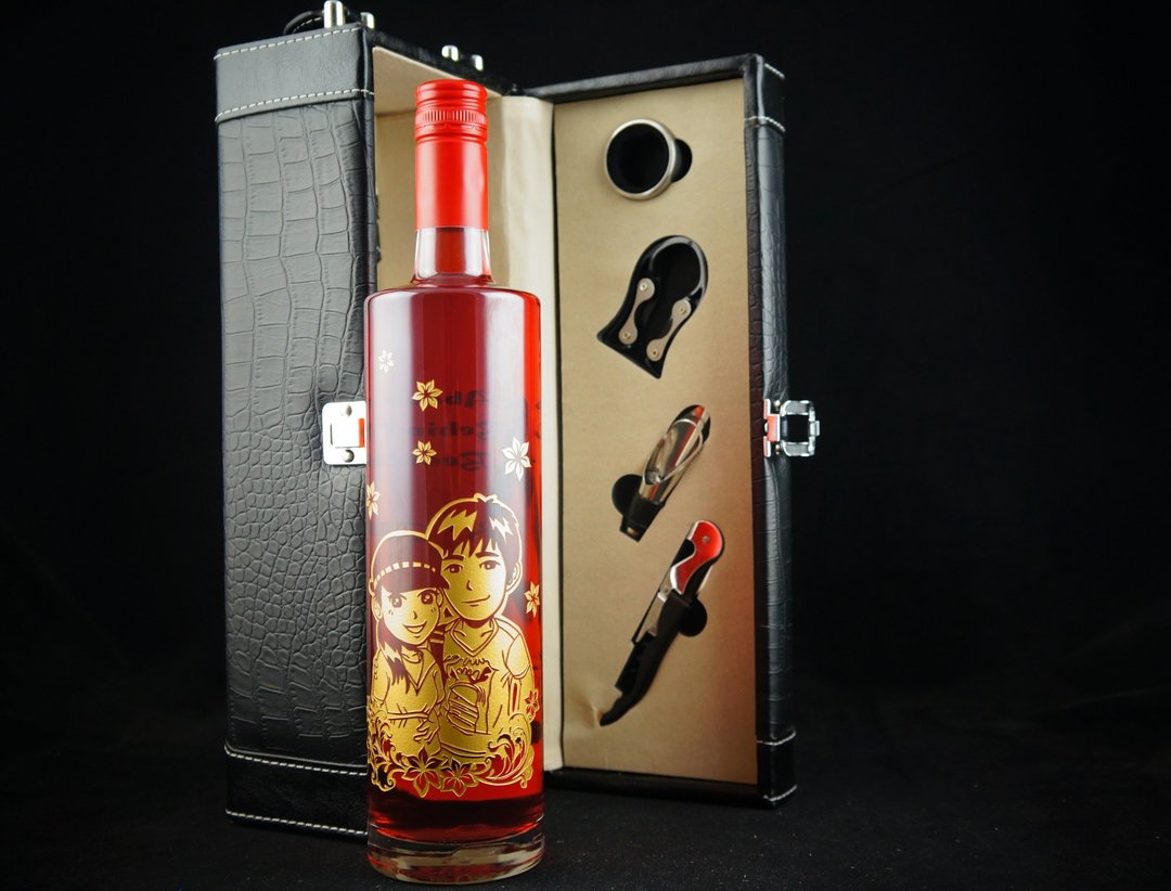 750cc【香港原创 DYOW】新婚庆祝 独特 蜂蜜玫瑰酒Wine Engraving 度身设计 写实 Q版人像酒瓶雕刻 红酒 结婚 生日送礼 周年纪念 - 蜂蜜/黑糖 - 玻璃 金色