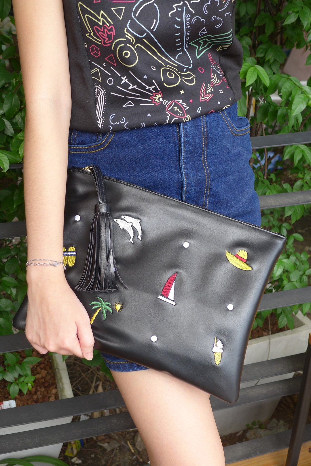 medium BEACHGOER clutch - 暗黑色 - 其他 - 绣线 黑色