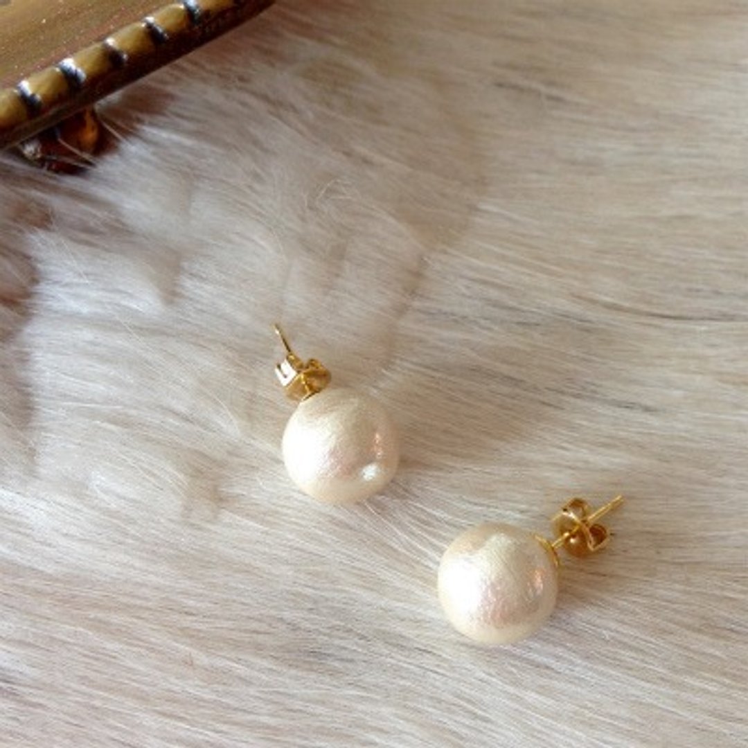 Cotton pearl ribbon pierce - 耳环/耳夹 - 棉 白色