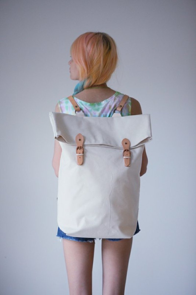 A ROOM MODEL - 厚帆布反折原色皮双扣后背包 - 其他 - 其他材质 白色