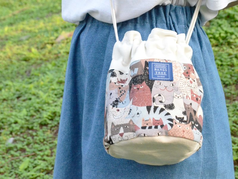 ::浏海树:: 侧背水桶包＿咖啡底猫咪们（东京限定款） - 侧背包/斜挎包 - 其他材质 咖啡色