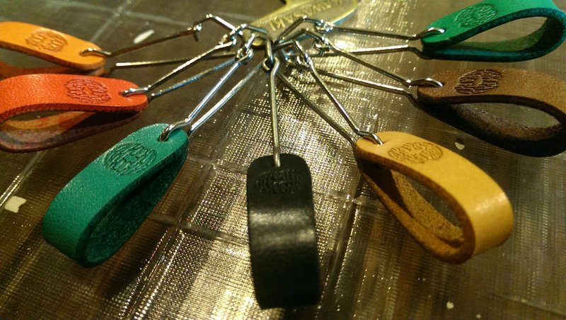 彩色勾勾钥匙圈/钢丝圈 轻巧（ㄧ对两个/可自行配色）by Min's手工皮制所 - 钥匙链/钥匙包 - 真皮 