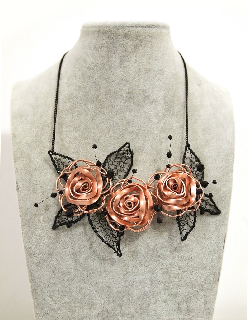 玫瑰金色黑色铜线玫瑰花水晶珠项链 - 项链 - 其他金属 