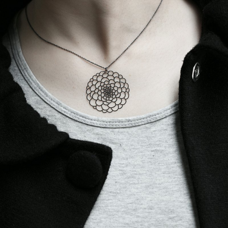 黑大理花项炼 Black Dahlia Pendant (S)   - 项链 - 其他金属 