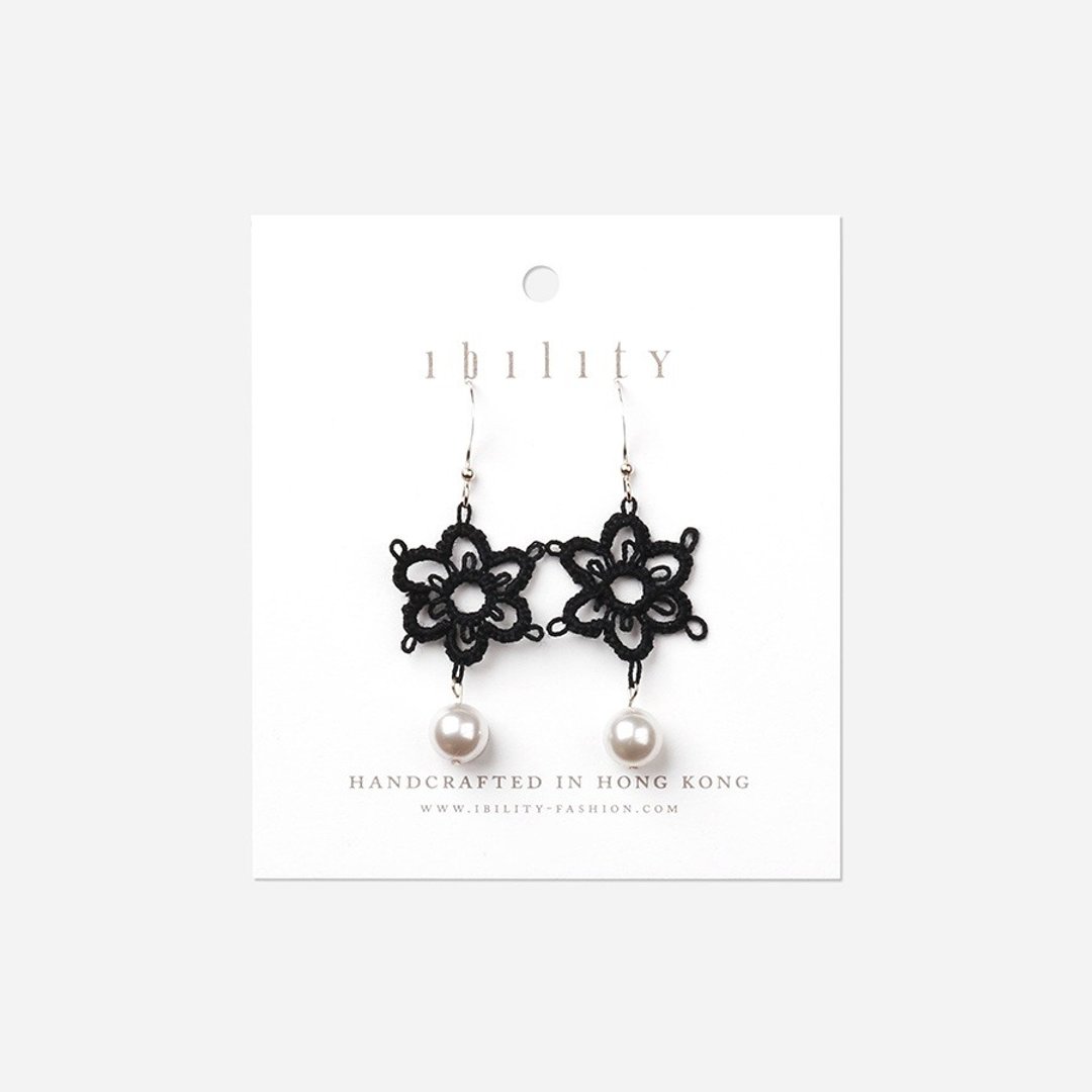 黑色玉兰钩织耳环 / Magnolia Crochet Earrings with Pearl - 耳环/耳夹 - 棉 黑色