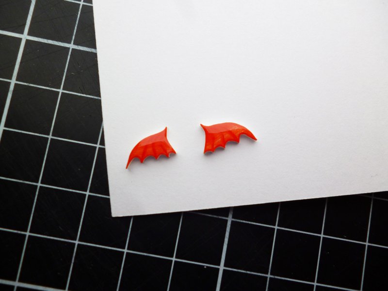 Fei，story - 手绘恶魔翅膀耳环 (红) 防过敏耳针/耳夹 - 耳环/耳夹 - 塑料 红色