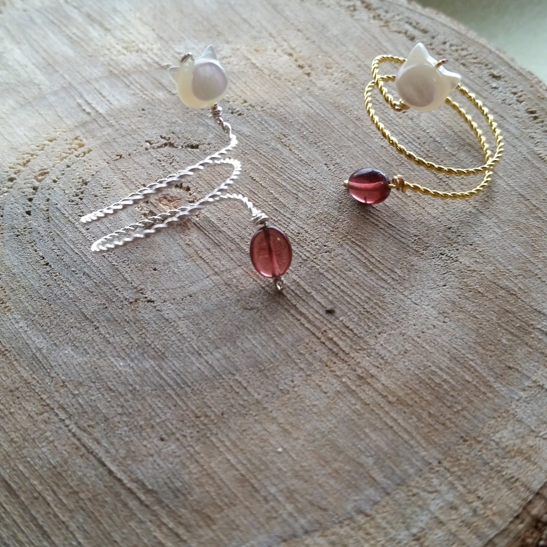 Please provide size when order- gold-plated/silver-plated ring with garnet and cat shape mother pearl新款 贝母小猫，石榴石 镀金 /镀银 戒指 - 戒指 - 宝石 红色