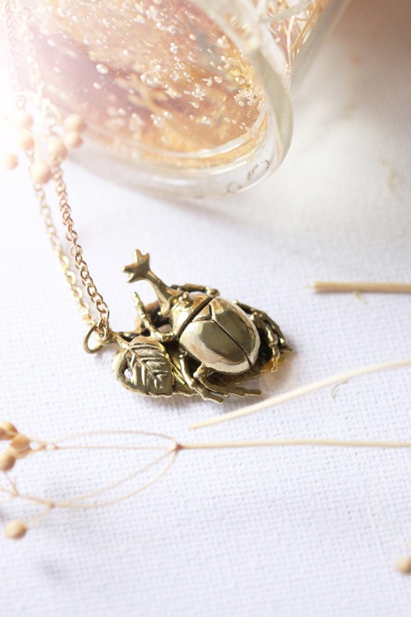 Insect pendant necklace on the leaves by linen. - 项链 - 其他金属 
