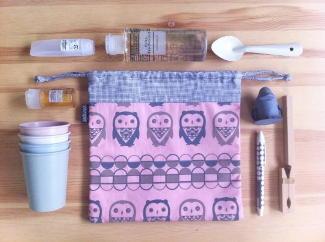 Slipknot pink and gray bag Screen hand geometry owl cute grey and pink GEOMETRIC OWL silkscreen handprinted drawstring bag. - 化妆包/杂物包 - 棉 灰色