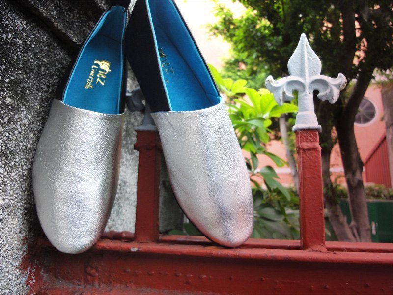 今天不在家，欢迎来玩。软牛皮平底袜子鞋。(银) 无法无天。 - 女款休闲鞋 - 真皮 蓝色