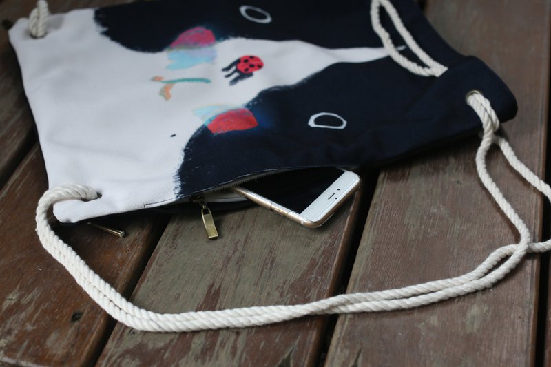 大猫爱瓢虫/后背束口包/双层帆布/可手提侧背/illustrator:猫鱼 - 束口袋双肩包 - 其他材质 黑色