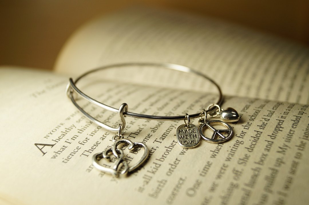 Heart with Heart 手环 (心心相映)Bangle 手链 手链 不锈钢 爱心 - 手链/手环 - 其他金属 银色