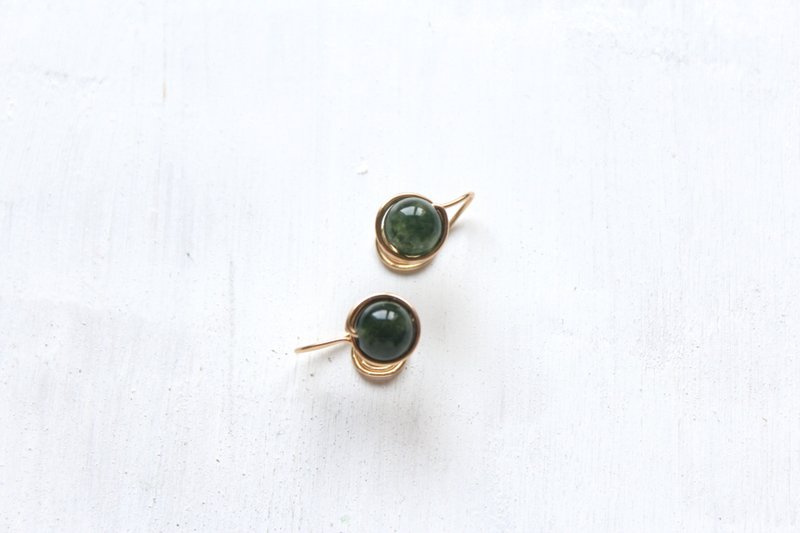 祖母绿.了 | 天然石绿藻水晶金边耳夹款（事业之石） - 耳环/耳夹 - 宝石 绿色