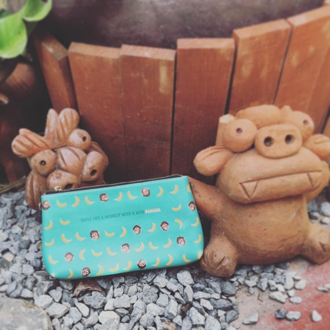 可爱㺅子粉绿色／白色双面印花单拉链斜挎包  Lovely Monkey pastel green/ single zip shoulder bag by Shuki Design - 侧背包/斜挎包 - 真皮 绿色