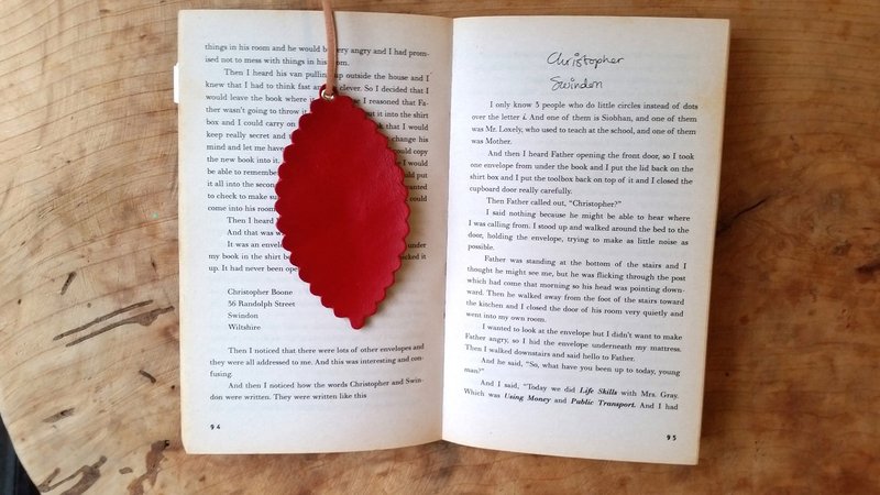 真皮皮革牛皮-旅人书签/吊饰/卡片-亮红-可免费打字服务 - 吊饰 - 真皮 红色