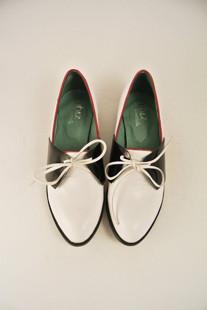 助晒油忘了带。白牛＋黑牛漆皮平底披肩乐福。 - 女款休闲鞋 - 真皮 