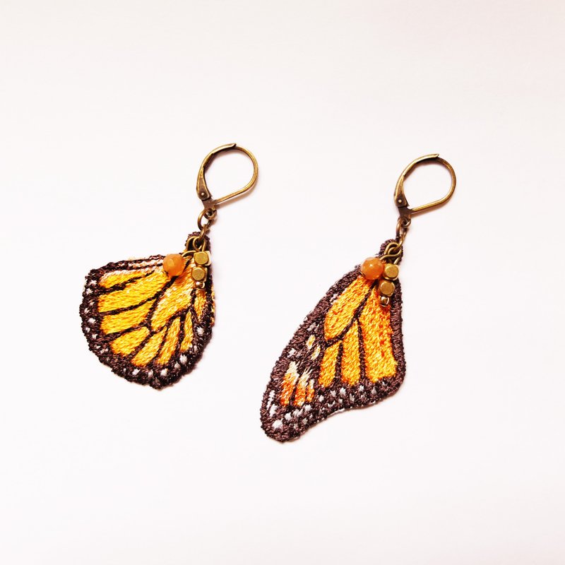 刺绣 蝴蝶 天然石蝶羽耳环 / 帝王蝶 Monarch Butterfly - 耳环/耳夹 - 绣线 橘色