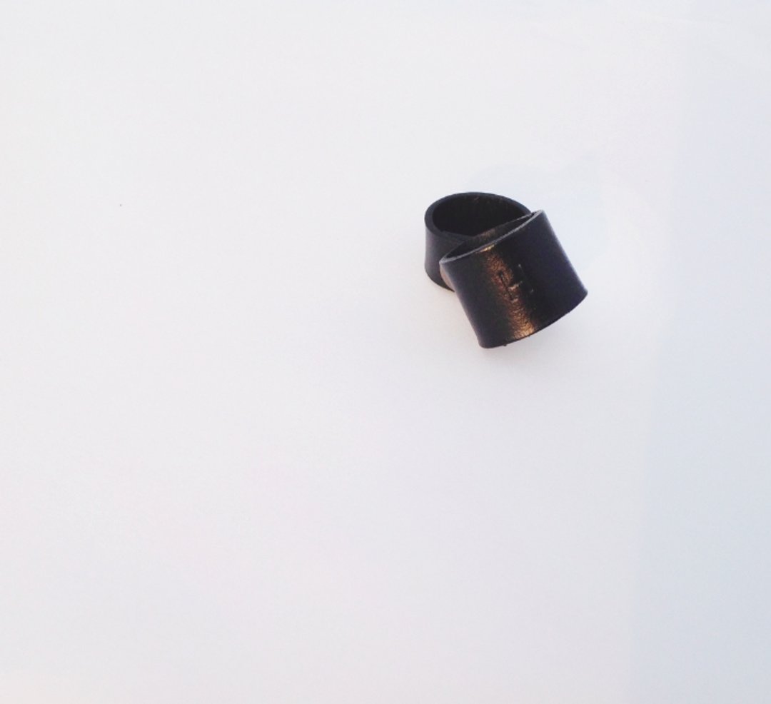 牛皮定制字母戒 /集线器 - 戒指 - 真皮 黑色