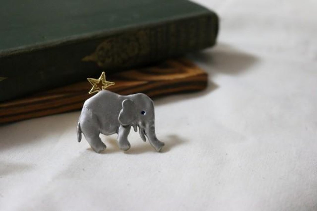 Porutosumeteo / pin brooch - 胸针 - 其他金属 