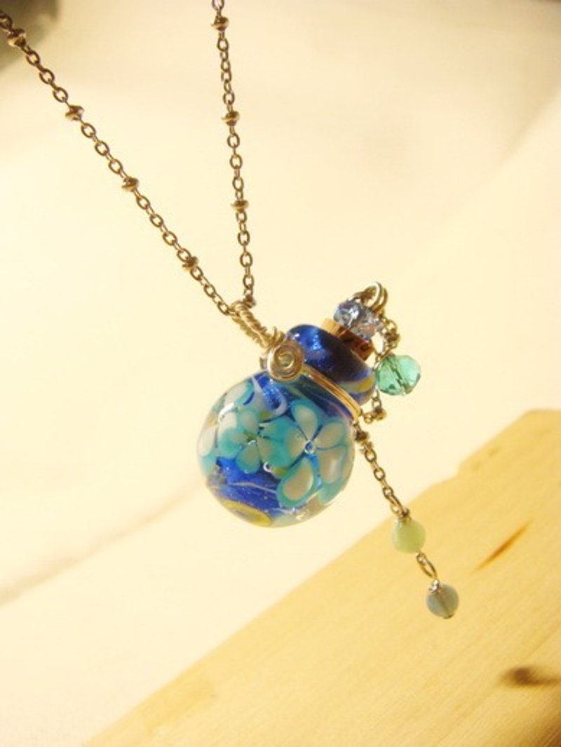 柚子林琉璃 - 精油瓶 -花霏花 - 星空蓝 -双层花工法(圆身瓶) - 项链 - 玻璃 蓝色