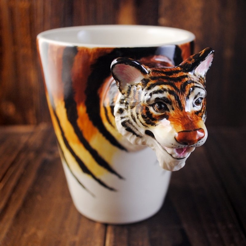 【可刻字的陶瓷马克杯】Blue Witch英国手绘杯 老虎 立体刻字陶瓷马克杯 - 咖啡杯/马克杯 - 其他材质 咖啡色