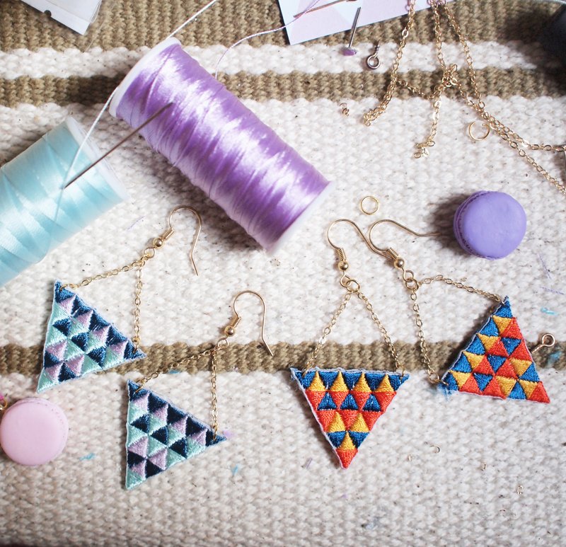 【刺绣系列】几何三个形刺绣耳环 - 耳环/耳夹 - 其他材质 红色