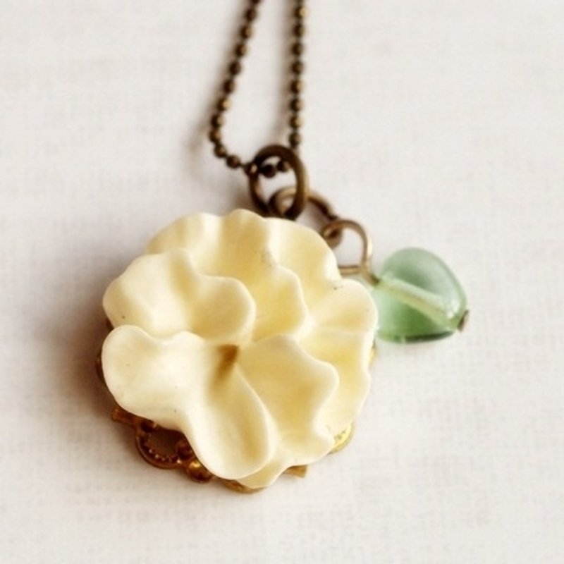 ♥礼物♥ OldNew Lady-古董花项链【米白色】浪漫花朵 - 项链 - 塑料 白色