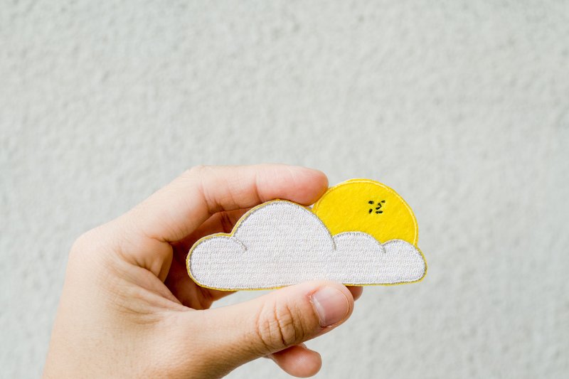 嫦娥她家 / 绣绣胸章 - 胸针 - 绣线 黄色