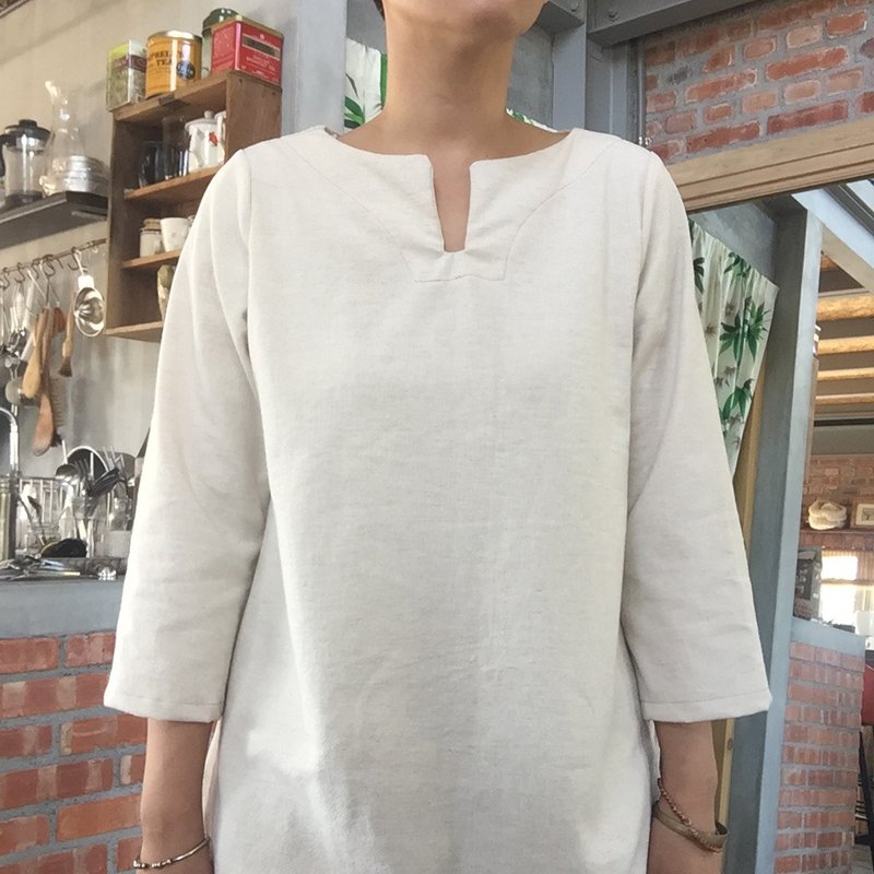 只有一件！！！天然手作服 原色棉麻钥匙领长版衫 - 女装上衣 - 棉．麻 卡其色