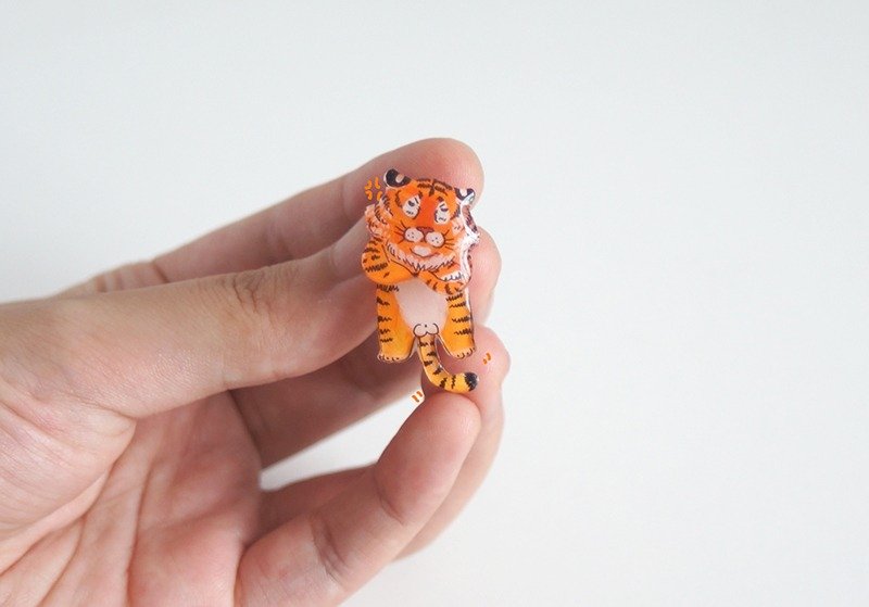 ［独角森林］戴着大王去巡山 虎大王胸针 怒怒款 - 胸针 - 其他材质 