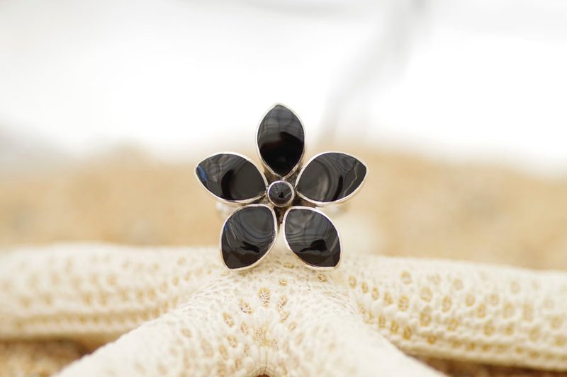 Flower ring of shell <Black> - 戒指 - 宝石 黑色
