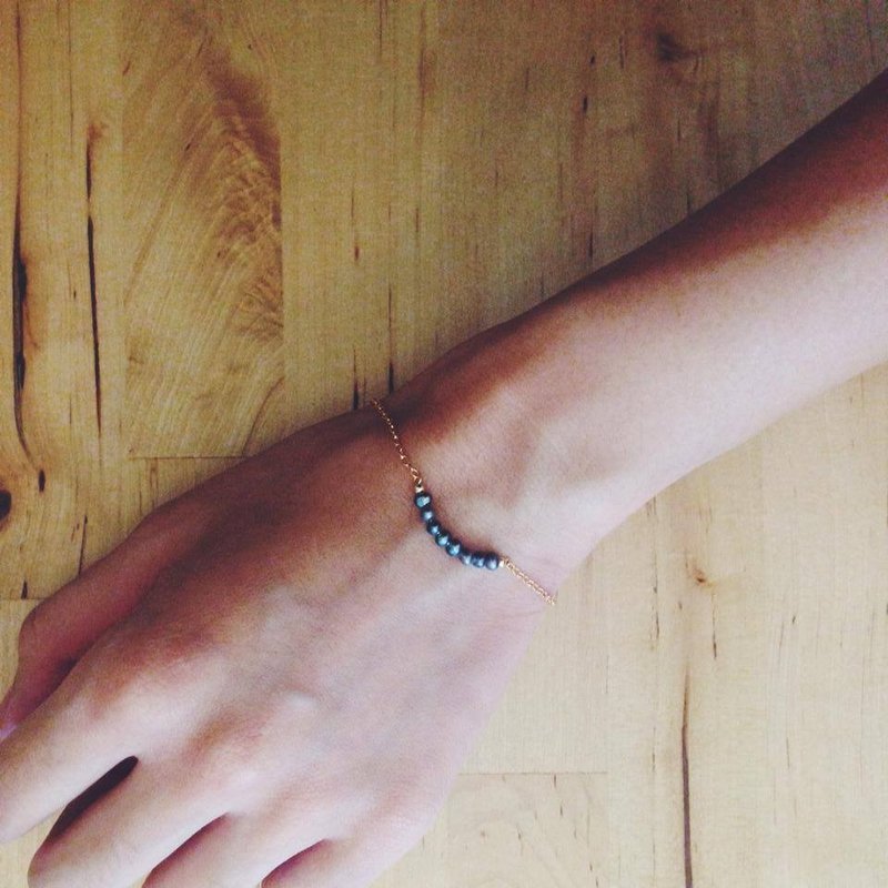 Bracelet-Freshwater pearl + 14KGF black line beautiful bracelet-LineBr01 - 手链/手环 - 其他金属 黑色