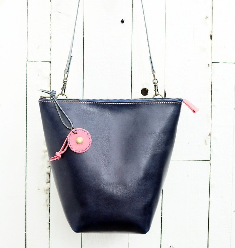 去旅行的好伴侣！Leatherism植鞣牛皮深蓝x粉红拉链肩背包＊免运费＊ - 侧背包/斜挎包 - 真皮 蓝色