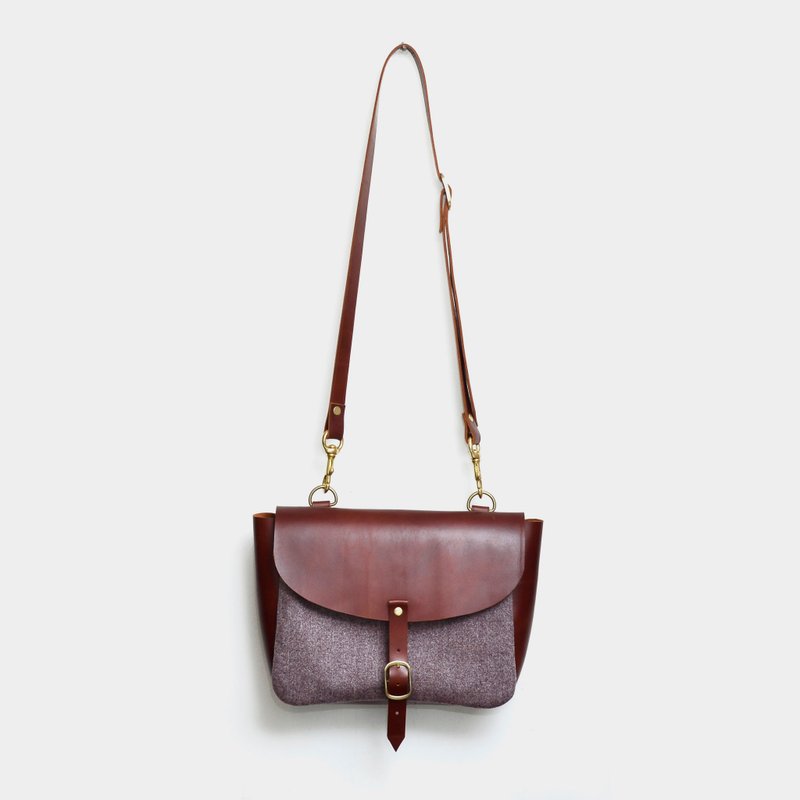 【绅士的随身家当】皮革邮差包 牛皮侧背包 斜背包 布料拼接 酒红色布料 定制刻字当礼物 - 侧背包/斜挎包 - 真皮 咖啡色