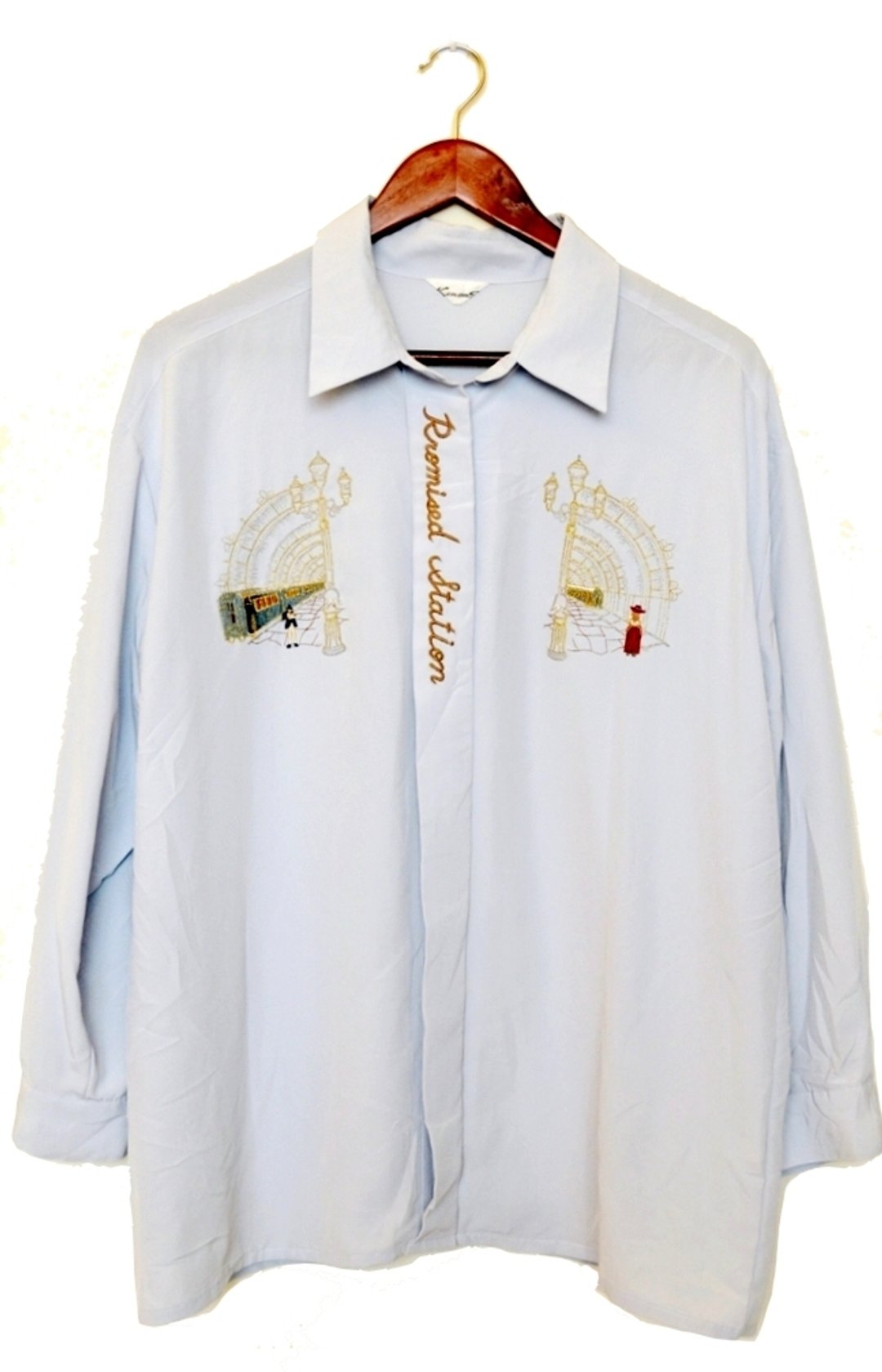 [ilakoa clothing] {古着vintage} 日本制 欧式刺绣于月台等待的男女乡绅贵族长袖浅蓝衬衫 文艺 复古 - 女装衬衫 - 其他材质 