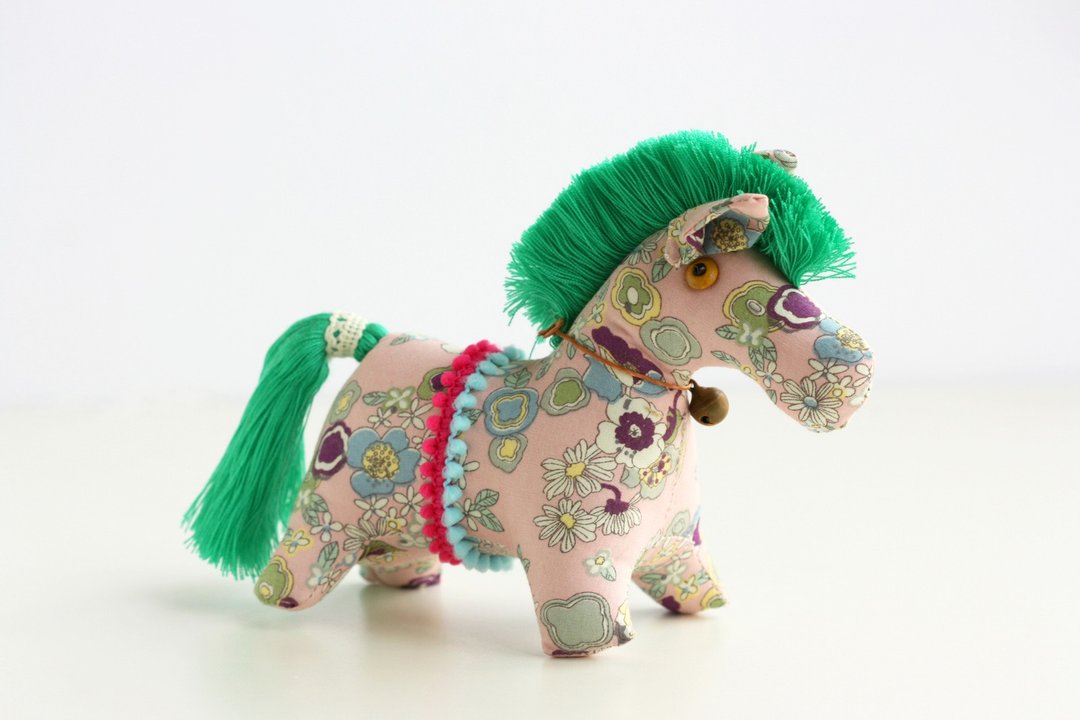 手工缝制布偶 小马娃娃(粉红底色花布 清新绿鬃毛) Fabric Horse - 其他 - 其他材质 多色