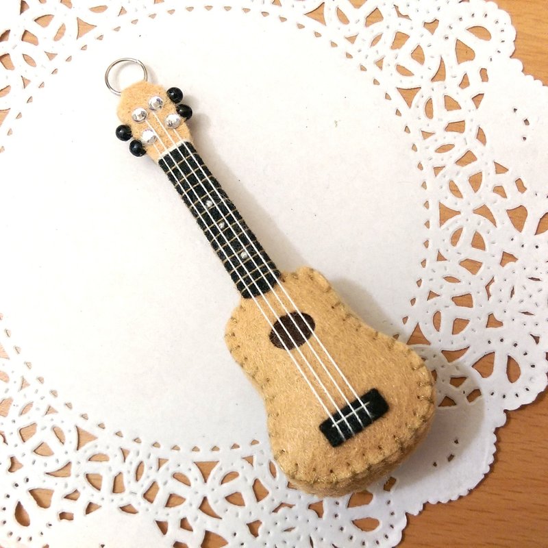 【乌克丽丽-袖珍版立体不织布吊饰(现货)】音乐 乐器 吉他 不织布 玩偶 手创 定制化 订做 音乐班 音乐系 毕业礼物《米思熊》 - 吊饰 - 其他材质 咖啡色